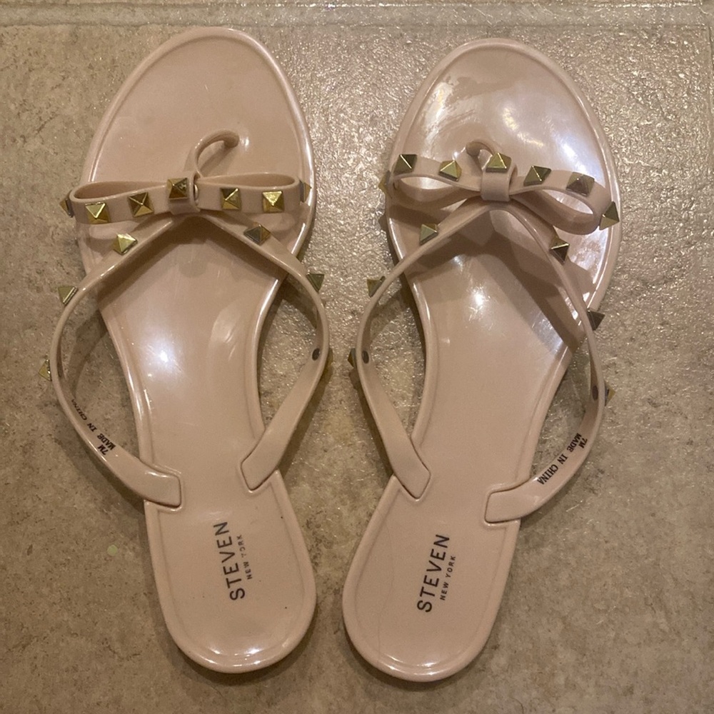 Steve Madden size 7 beige flip flops with bows and studs